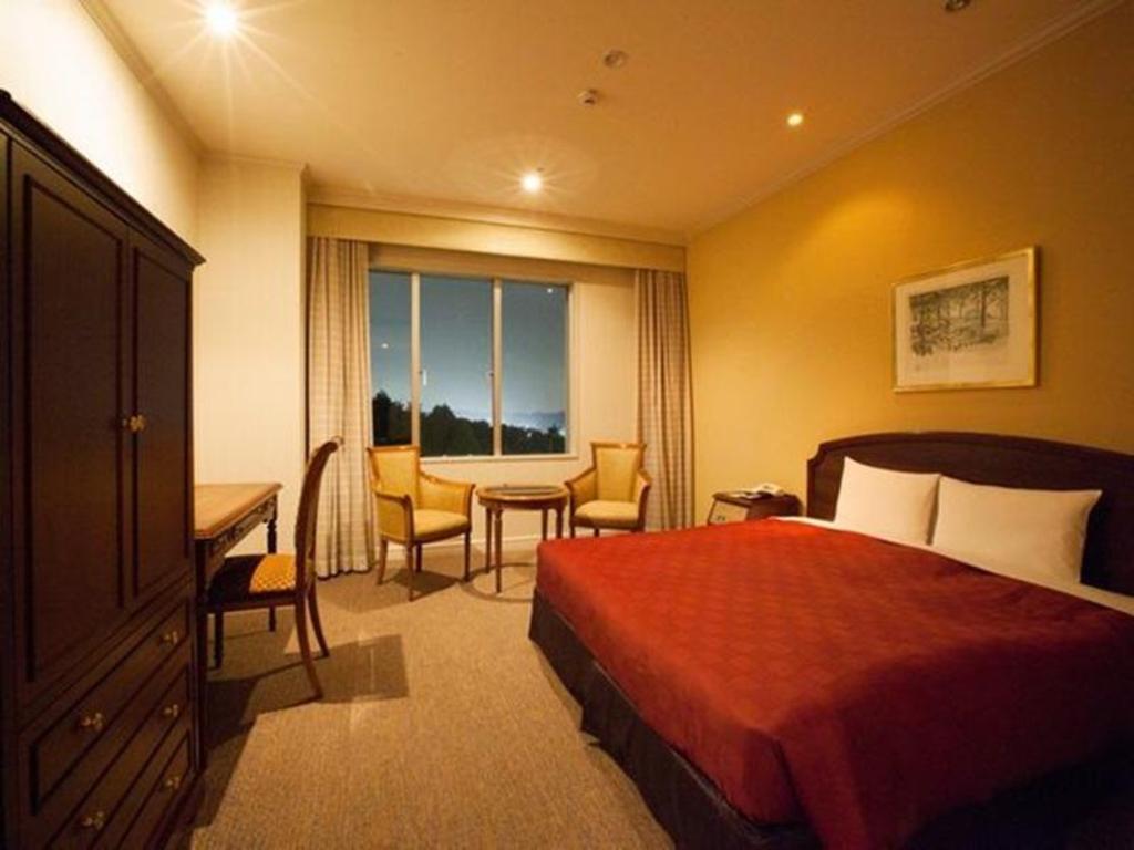 Narita Gateway Hotel 객실 내부: 더블 침대·창가 의자·책상