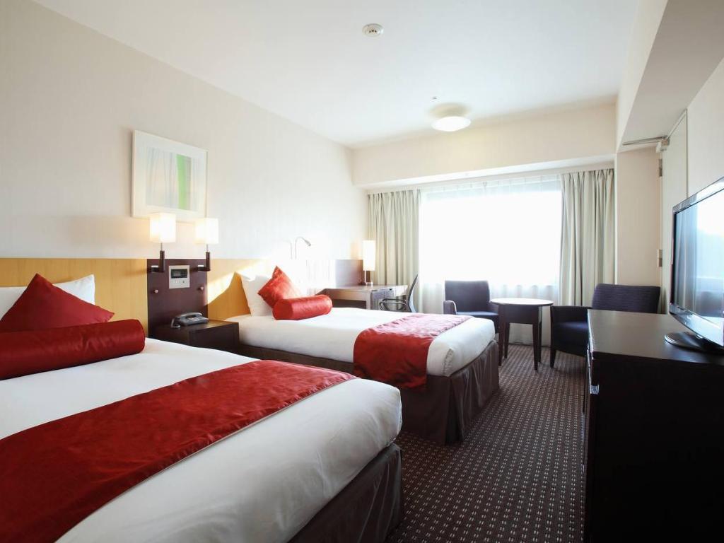 ANA Crowne Plaza Narita By IHG 객실 내부: 두 침대·창가 좌석·책상