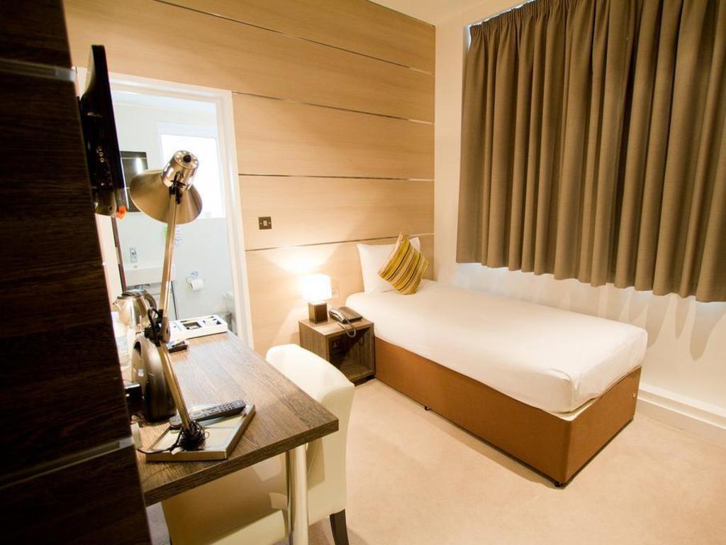 The Wesley Euston 싱글 침대·책상·TV가 보이는 객실 내부 예시