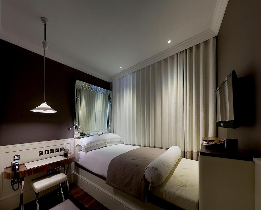 Kaya Great Northern Hotel 침대·책상·커튼이 보이는 객실 내부 예시
