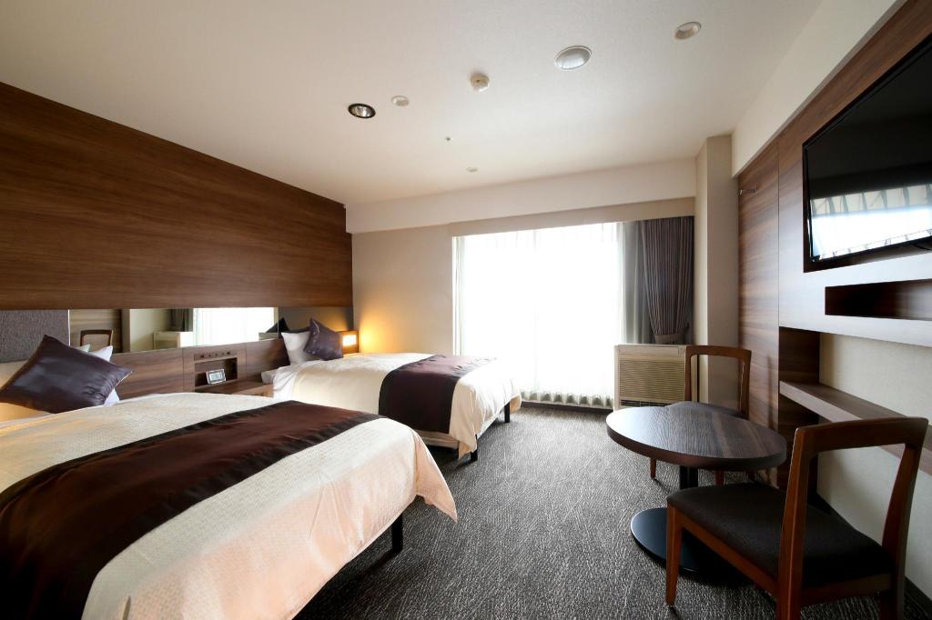 The Hedistar Hotel Narita 객실 내부: 두 침대·책상·원형 테이블