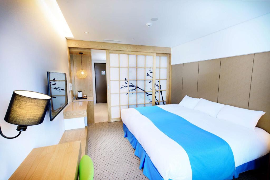 Hotel Whistlelark Jeju 객실 내부 예시