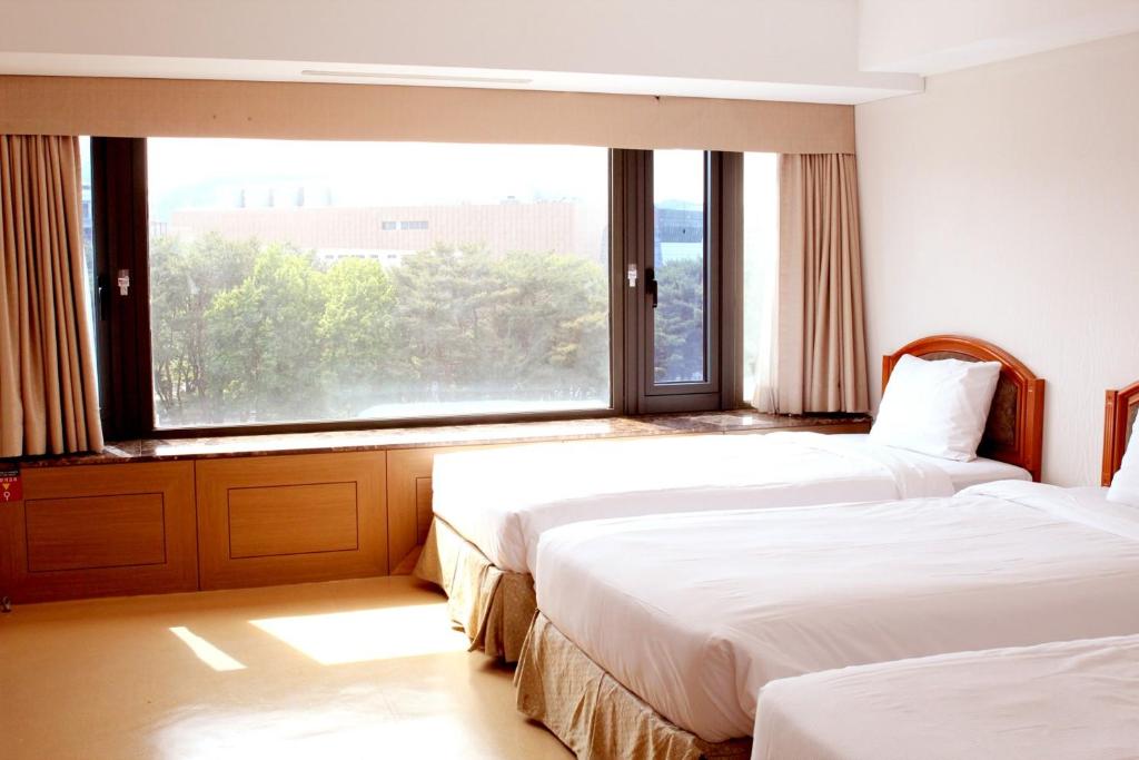 The K Hotel Gyeongju 객실 내부 예시