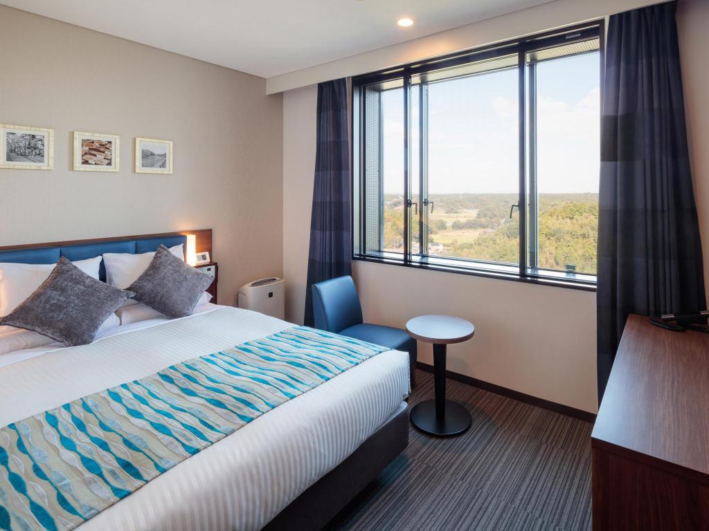 HOTEL MYSTAYS PREMIER Narita 객실 내부: 더블 침대·창가 소파·테이블