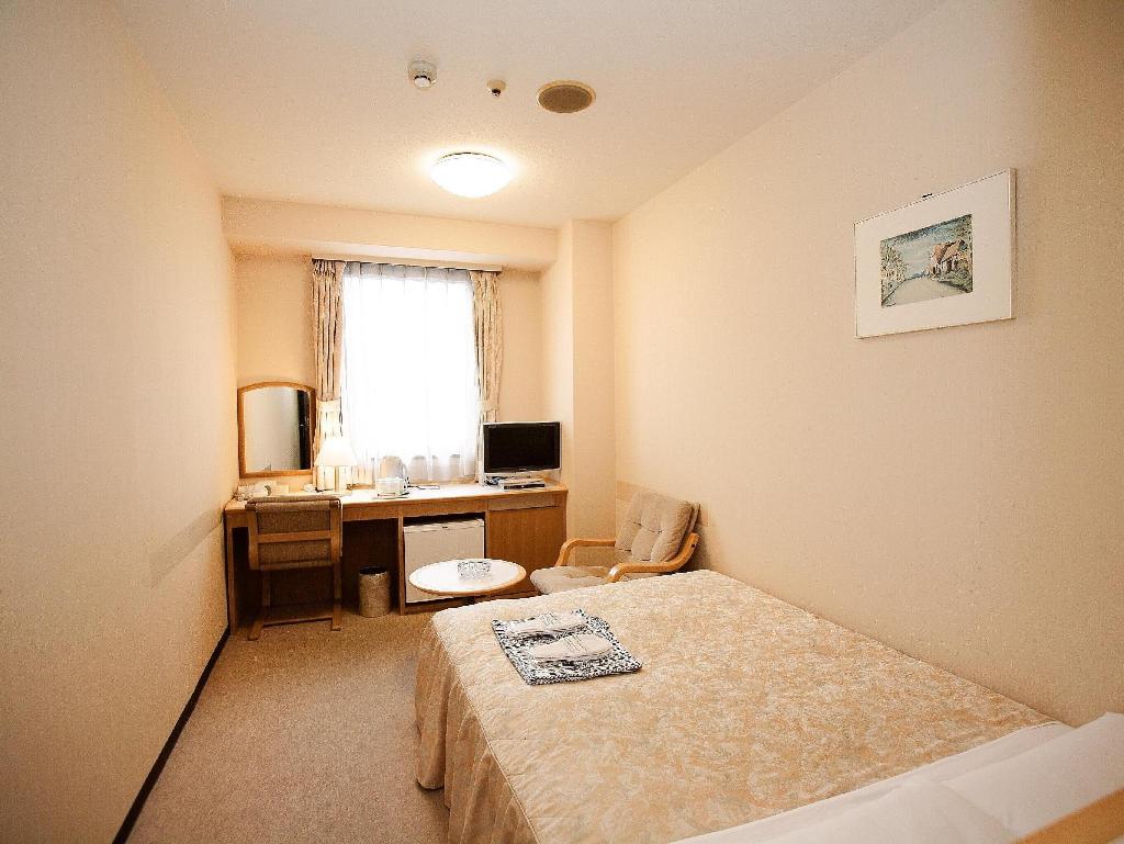 Narita U-City Hotel 객실 내부: 침대·창가 책상·의자·실내 통로