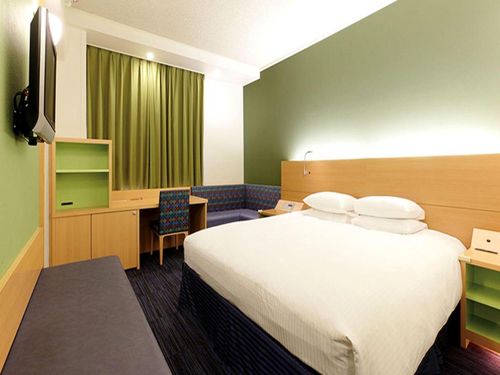 Hotel Nikko Narita 객실 내부: 더블 침대·소파·책상