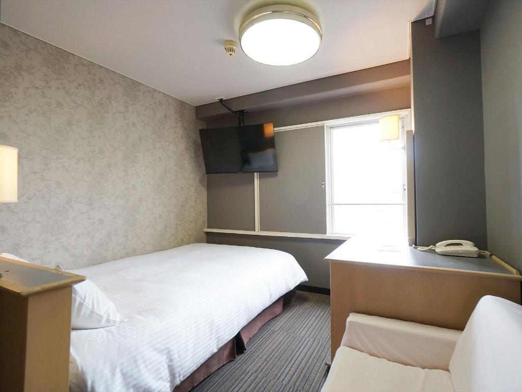 Example Hotel Maruji room with window-side TV and telephone desk