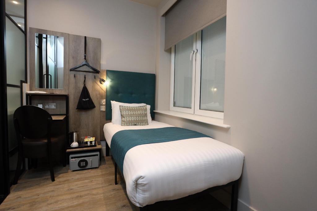 Euston Square Hotel 싱글 침대·책상·창문이 보이는 객실 내부 예시