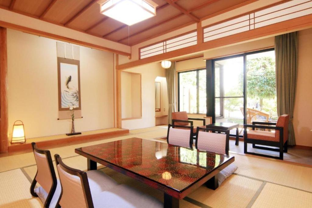 A low table, tatami and window-side chairs