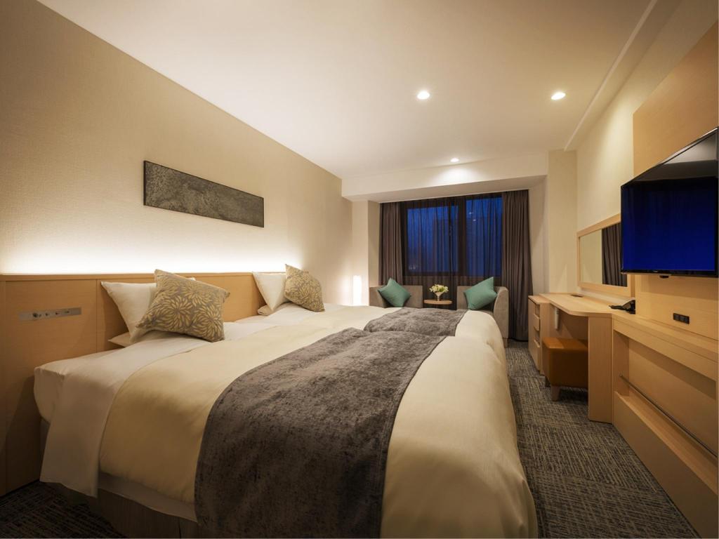 Leaf-pattern cushions, twin beds and green lounge cushions by the window