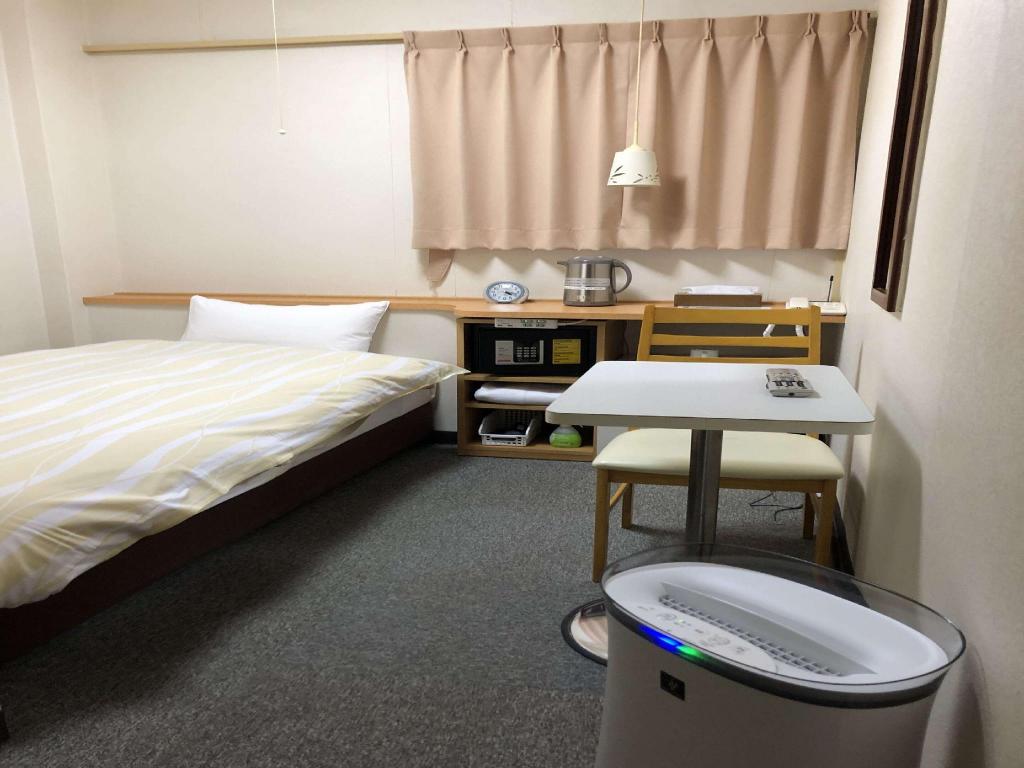 사쿠라바시 비즈니스 호텔: 침대 한 개·커튼과 탁자