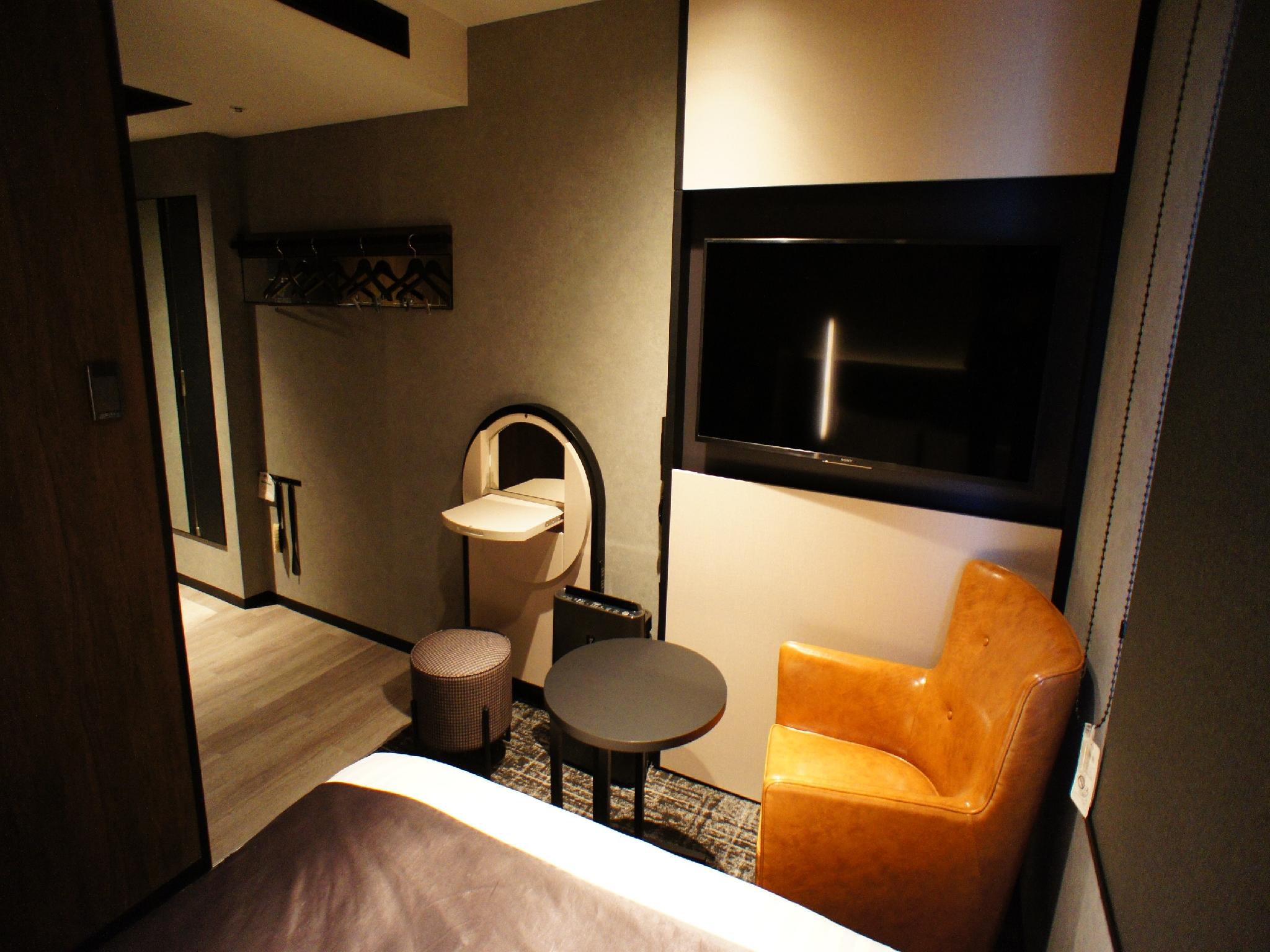 Kobe Plaza Hotel supplier room and living-space example
