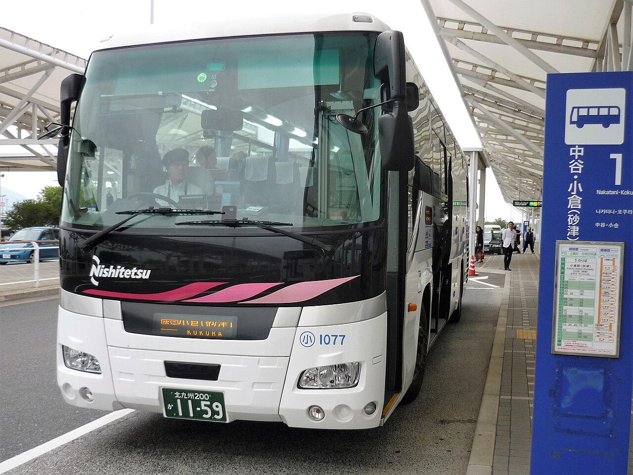 2017년9월 기타큐슈공항 승강장에 정차한 고쿠라행 니시테쓰 공항버스