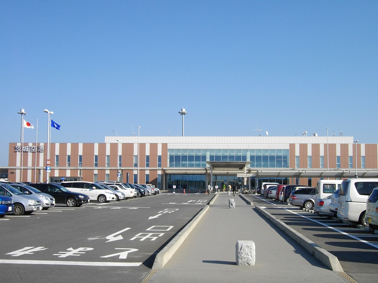 주차장 너머로 보이는 이바라키공항 터미널 외관