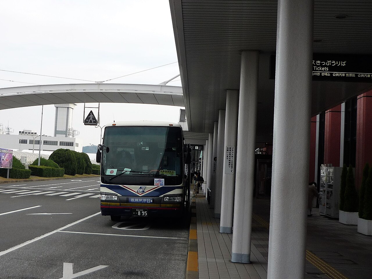 나가사키공항 터미널 처마 아래 정차한 나가사키현영 리무진버스