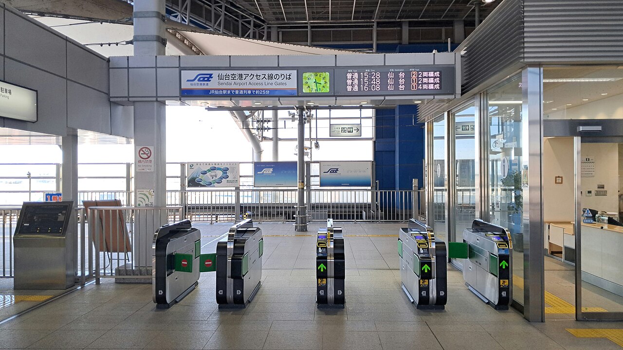 센다이공항 액세스선 표지 아래 늘어선 자동개찰구