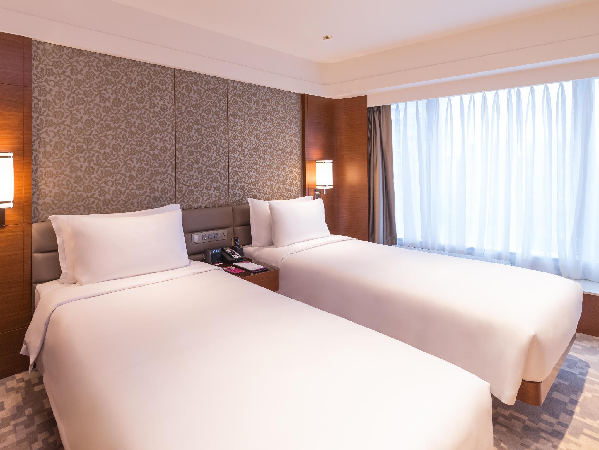 Crowne Plaza Macau 공급사 객실 사진: 침대 두 개·협탁 전화기·창문