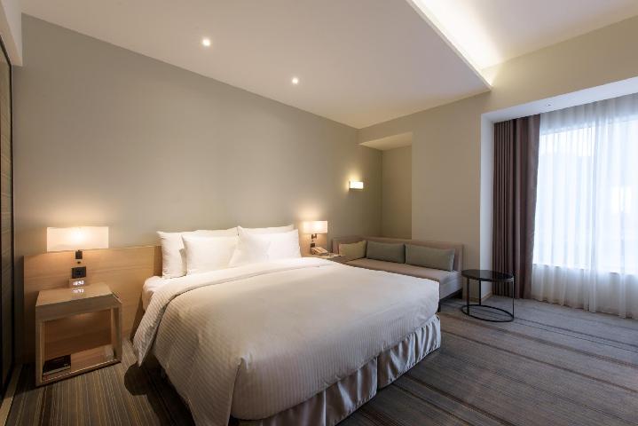 HOTEL COZZI Zhongshan Kaohsiung 공급사 객실 사진: 침대·소파·작은 테이블·창문
