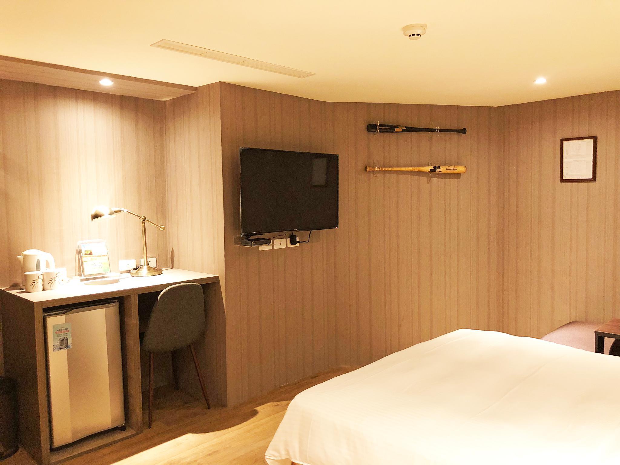 La Hotel – Baseball Theme Hall 공급사 객실 사진: 침대 일부·책상·TV·야구 배트 장식