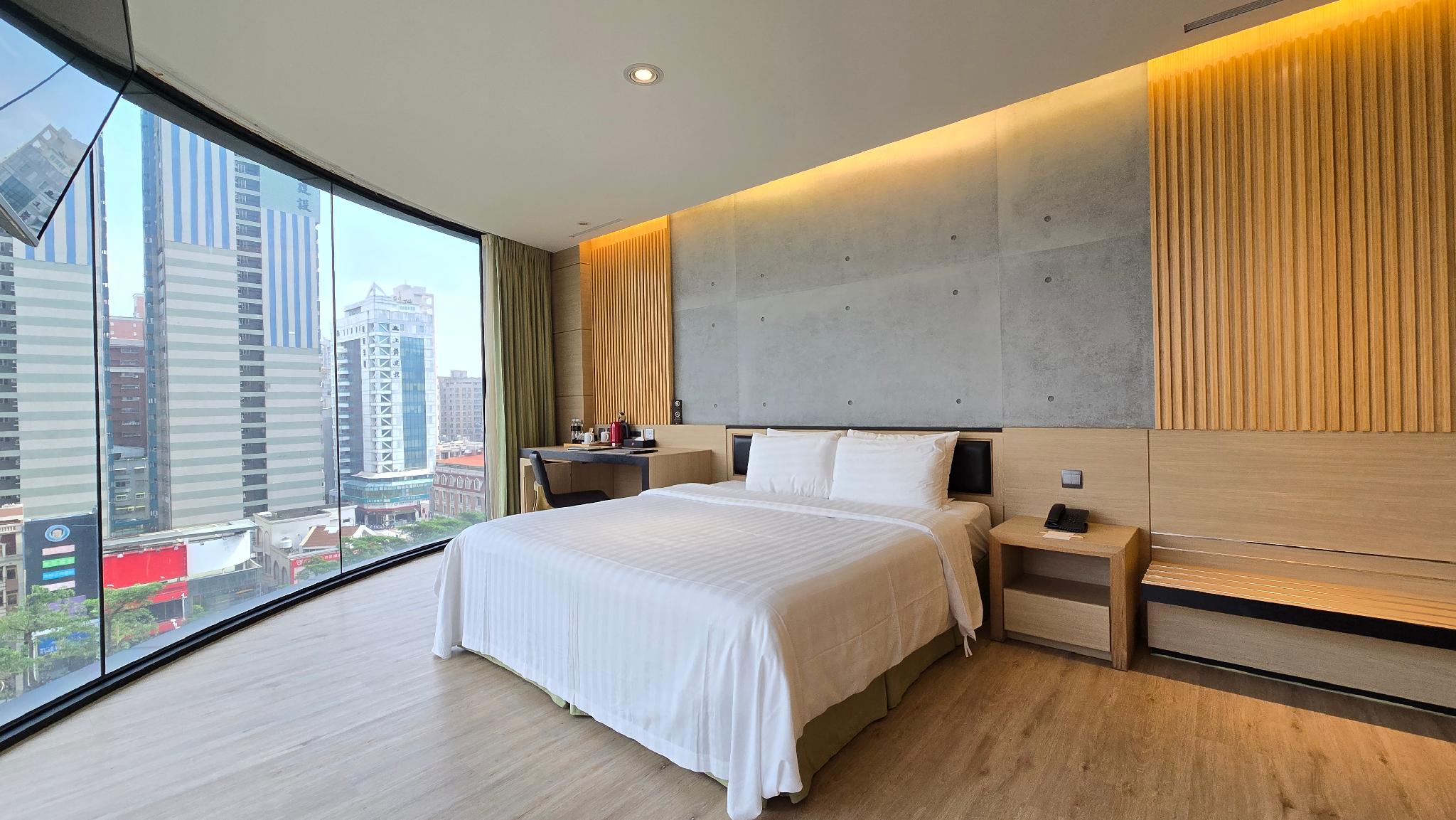 Hotel R14 공급사 객실 사진: 침대·큰 창문·책상·벤치
