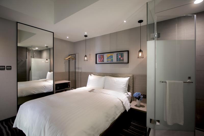 CHANGYU Hotel: Guestroom with a double bed, mirror and glass bathroom partition