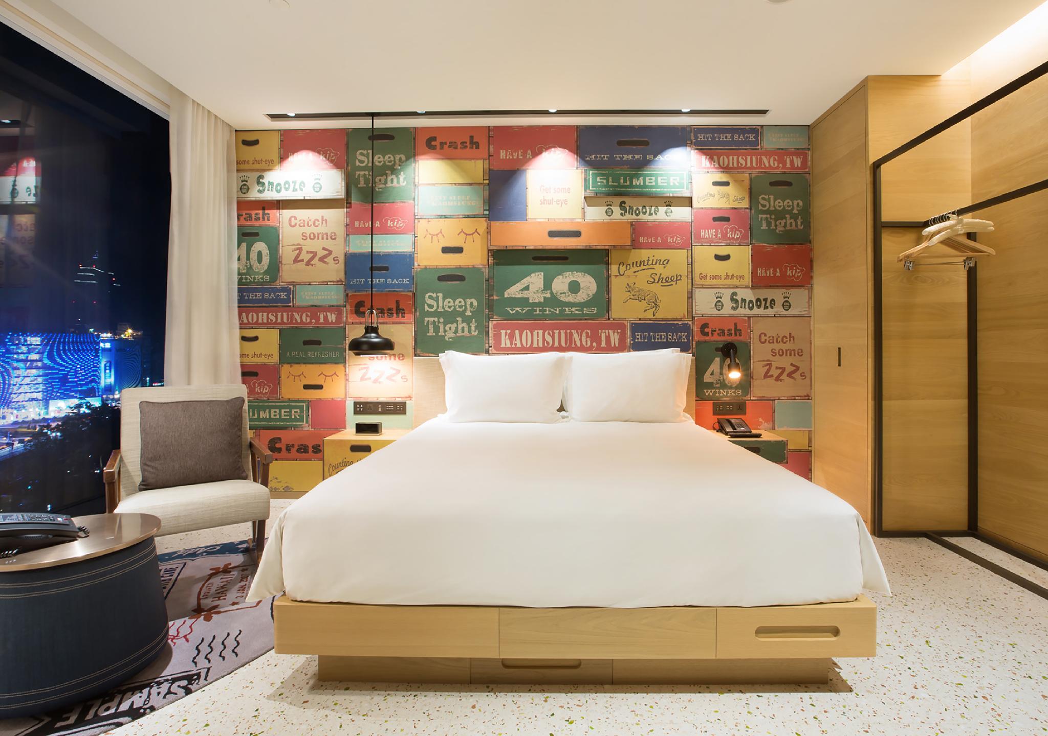 Hotel Indigo Kaohsiung Central Park 공급사 객실 사진: 침대·무늬 헤드보드·창가 좌석·옷장