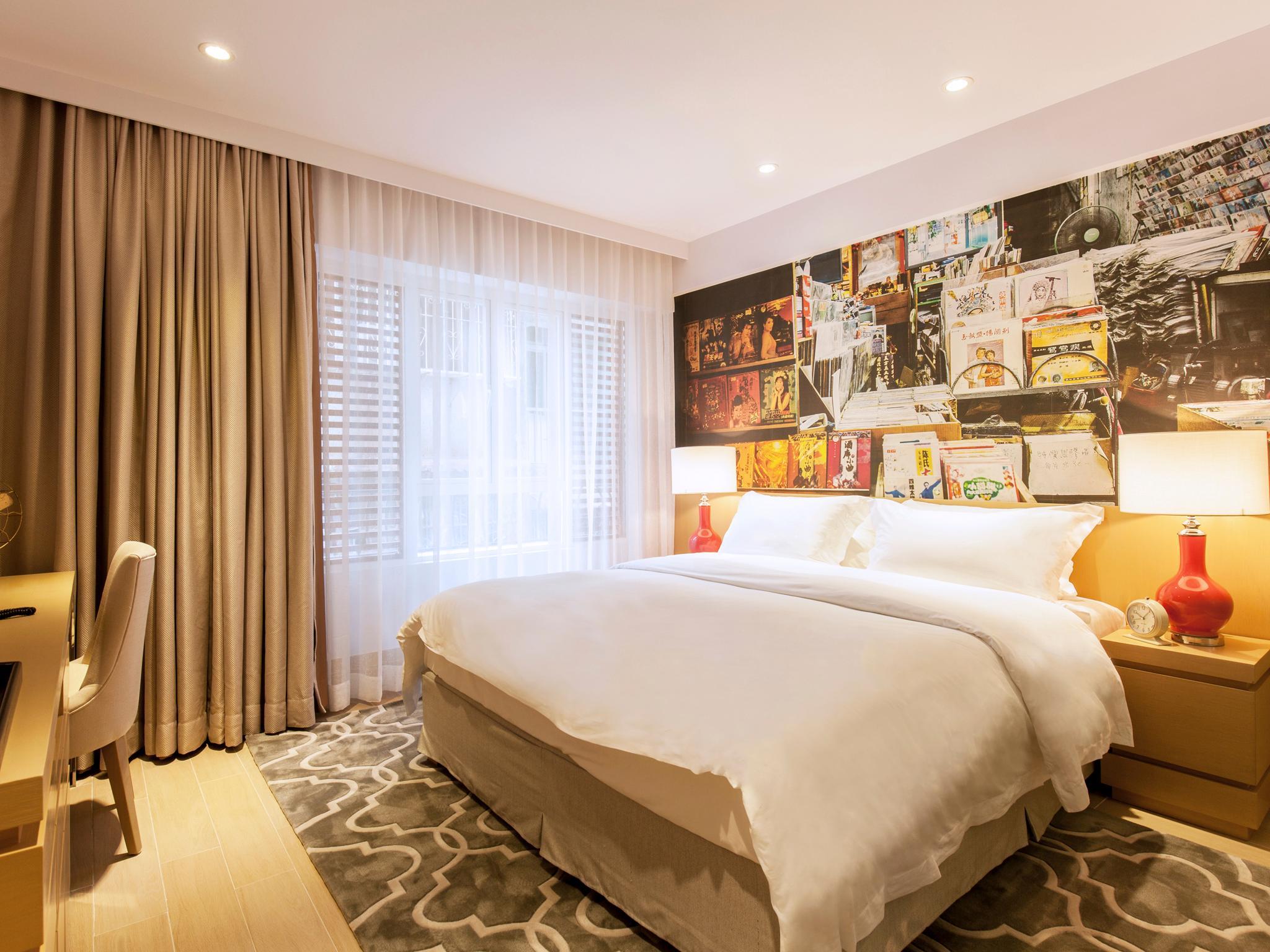 Caravel Hotel 공급사 객실 사진: 침대·책상·창문과 벽 장식