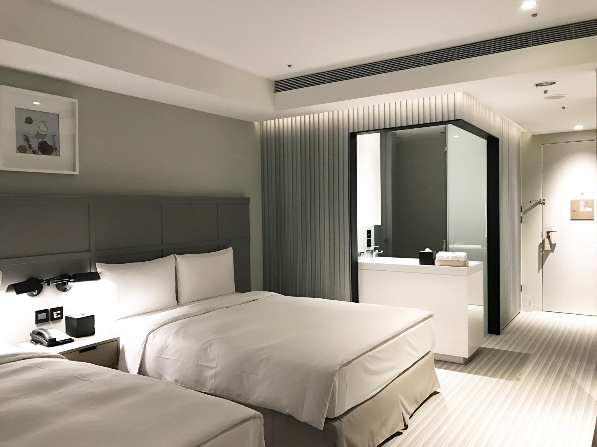 GREET INN 공급사 객실 사진: 침대 두 개·세면대 구역·입구 통로