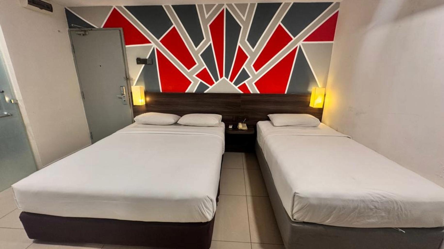 My Hotel @ Sentral: 넓은 침대와 싱글 침대·기하학 무늬 벽이 보이는 객실