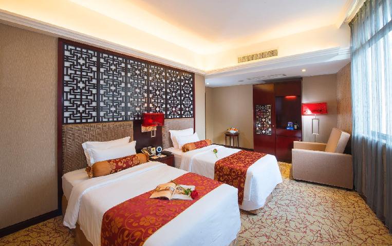 Metropole Hotel 공급사 객실 사진: 침대 두 개·책상·창문·안락의자