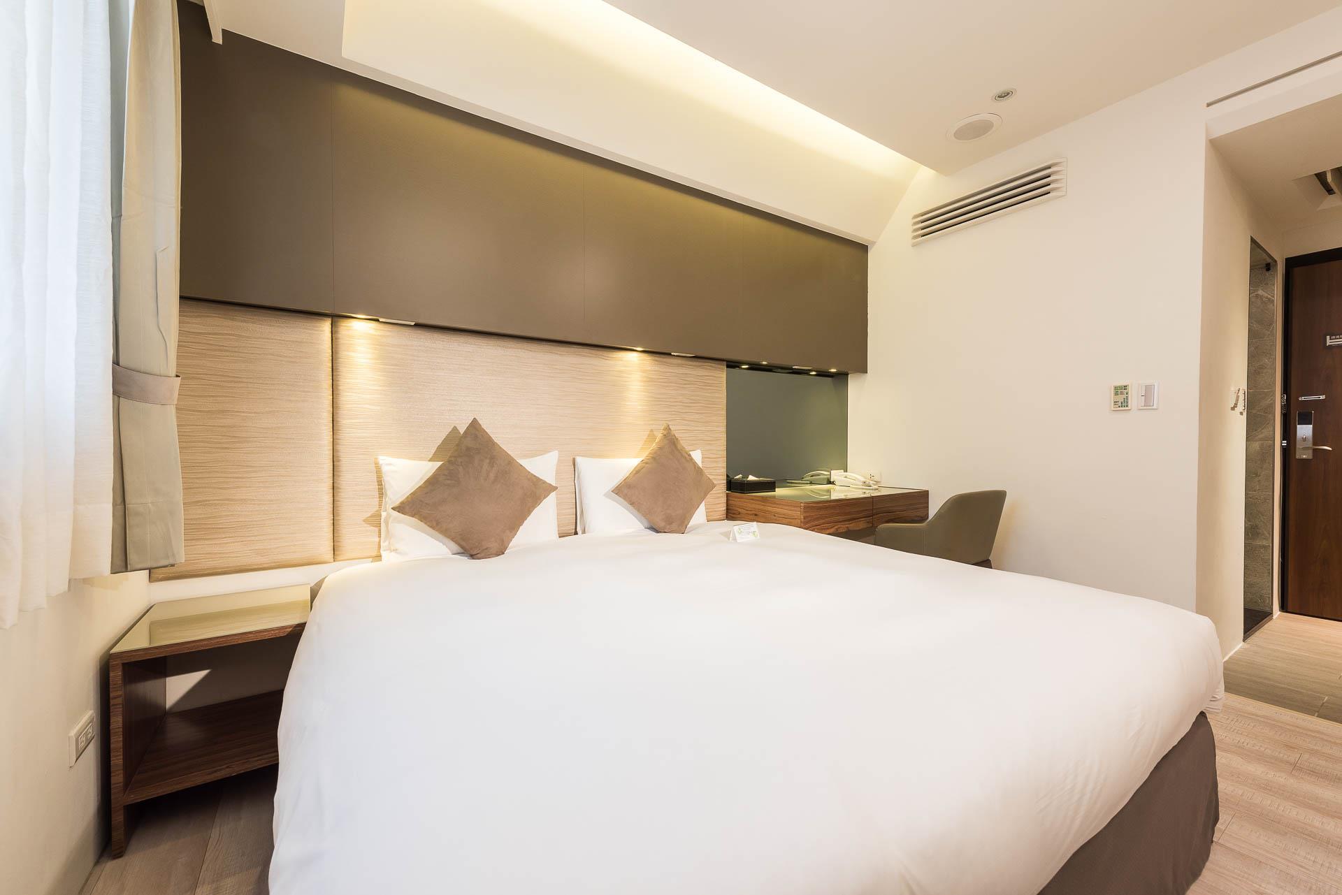Shin Yuan Park Hotel: A room showing a large bed, desk and entrance door
