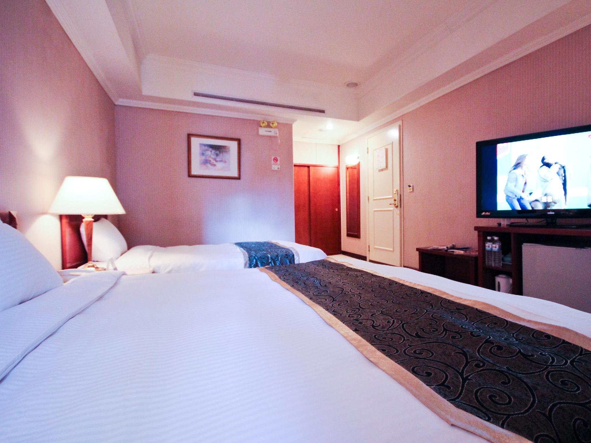 伯斯飯店 / Grand Boss Hotel: 두 침대·분홍색 벽과 TV가 보이는 객실
