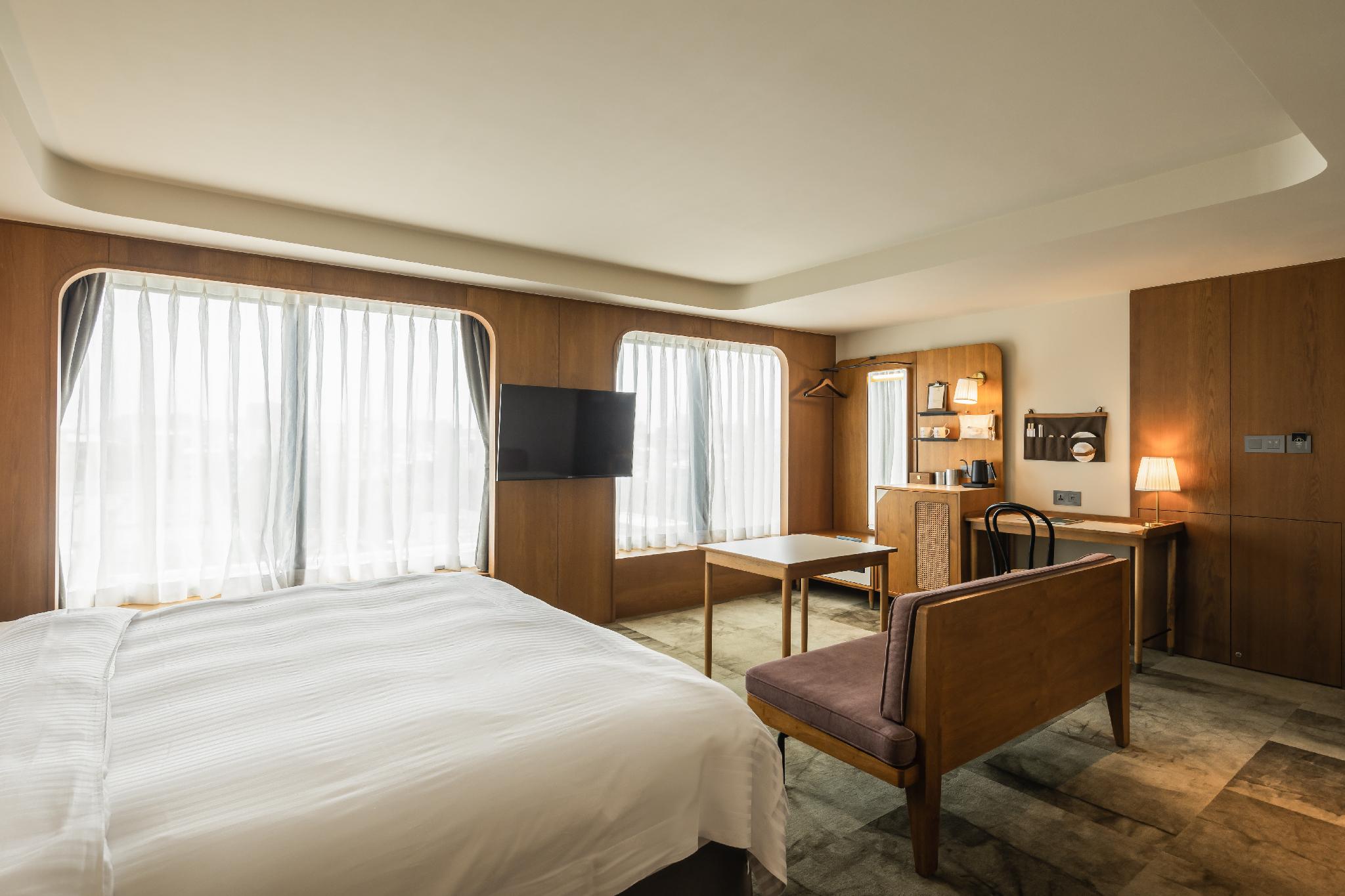Provintia Hotel: Guestroom with a bed, sofa, desk and window