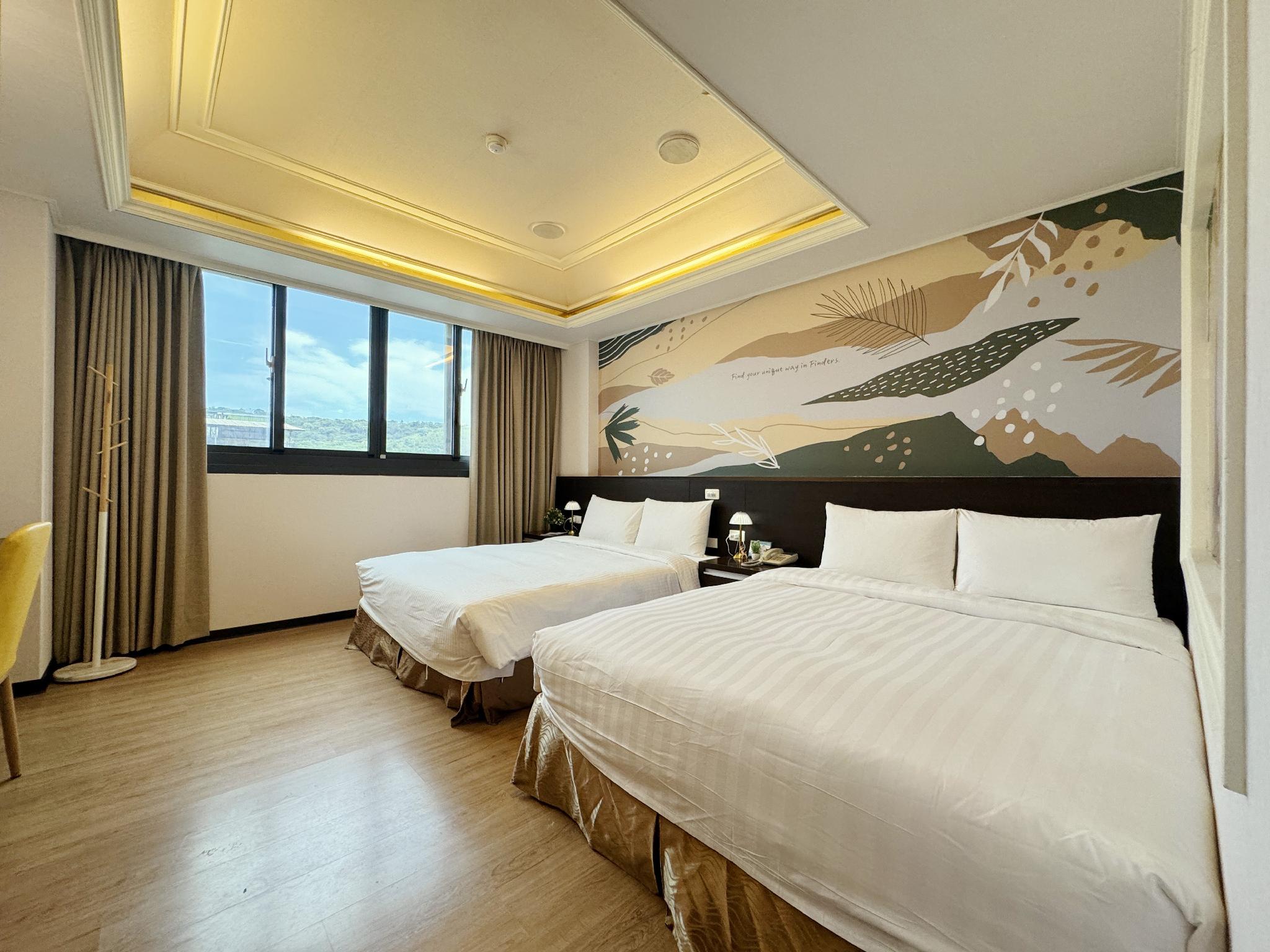 路境行旅花蓮站前館 / Finders Hotel Hualien Station: 두 침대와 숲 그림 벽이 보이는 객실