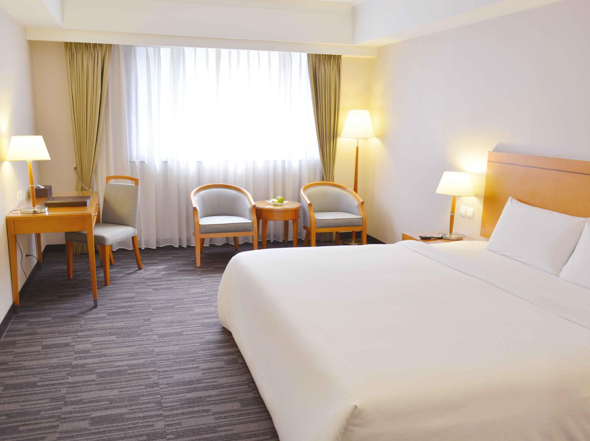 Fushin Hotel Taichung: 더블 침대·나무 책상·의자와 테이블·창문이 있는 객실