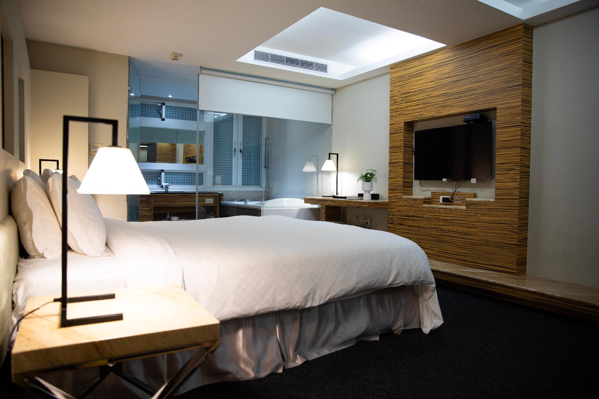 木棉道美學商旅 / Kapok Hotel: 침대와 유리 욕실이 보이는 객실
