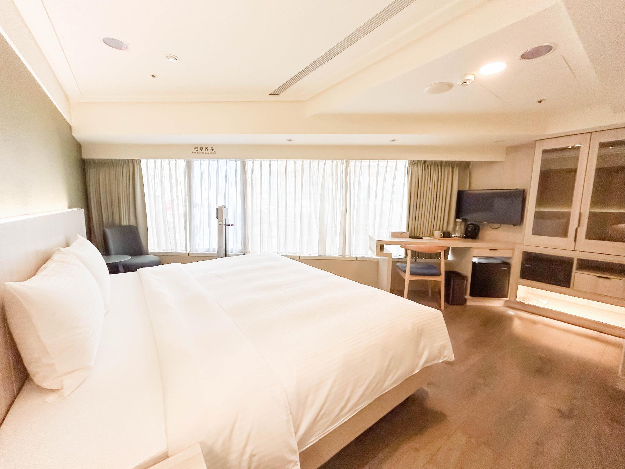 Green Hotel – Tea Way: 큰 침대·커튼 달린 창문·책상·옷장이 있는 객실
