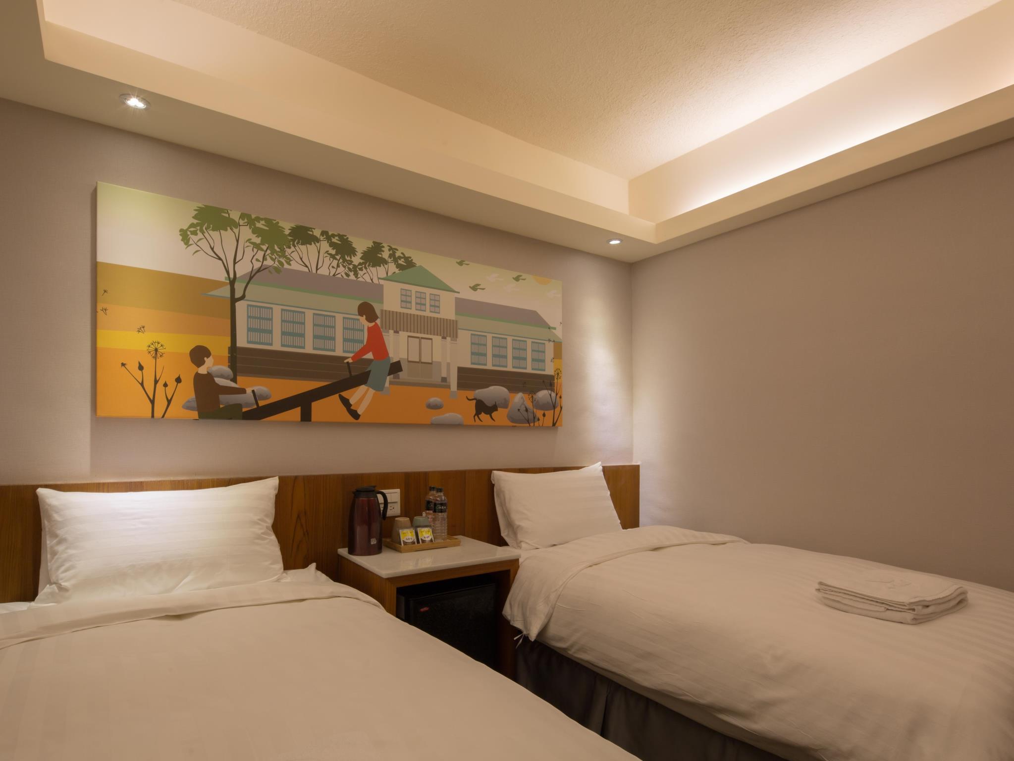 回然慢時旅居 / Meci Hotel: 두 침대와 삽화 벽 패널이 보이는 객실