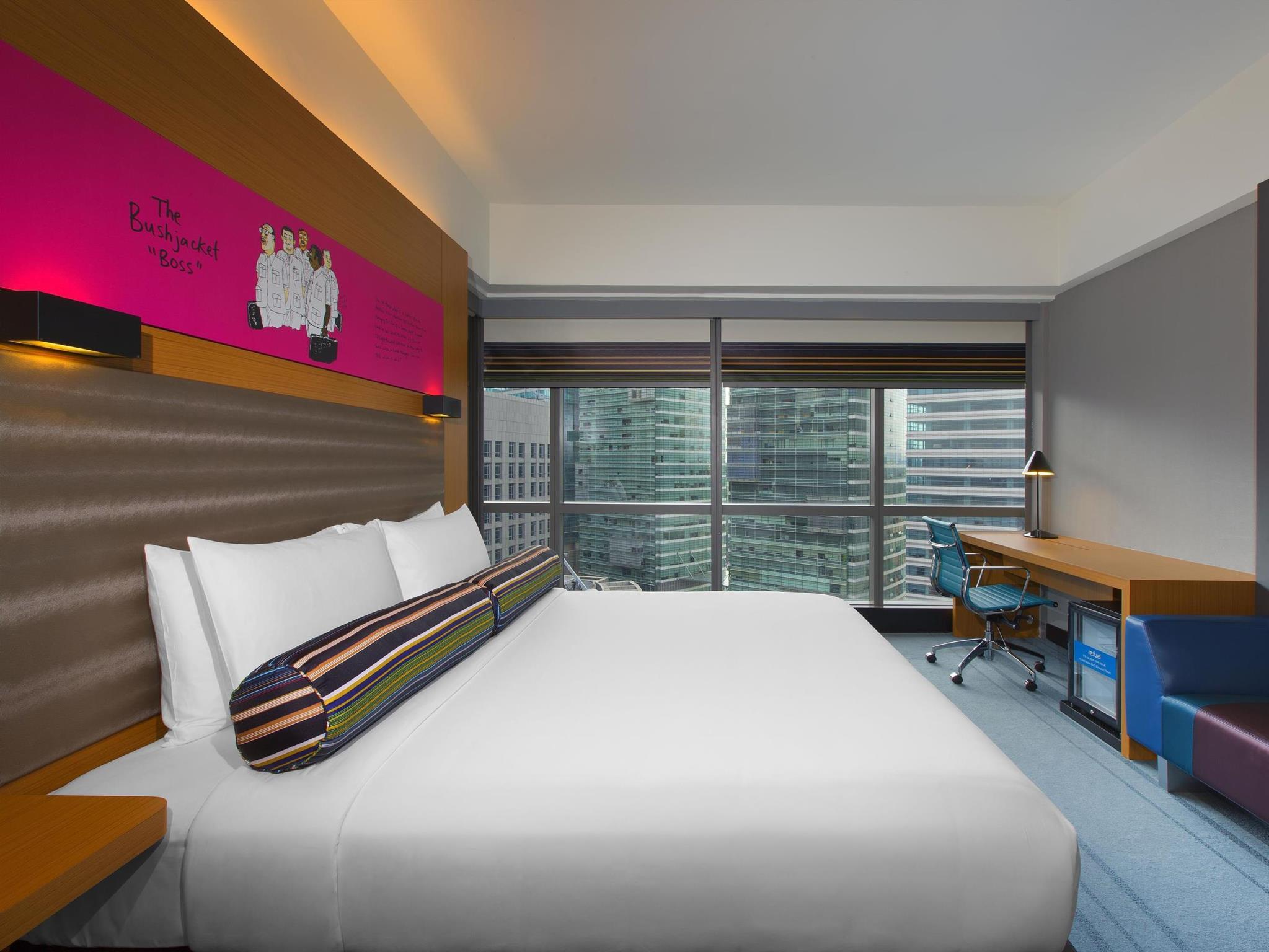 Aloft Kuala Lumpur Sentral: 침대·긴 책상·의자와 큰 창문이 보이는 객실