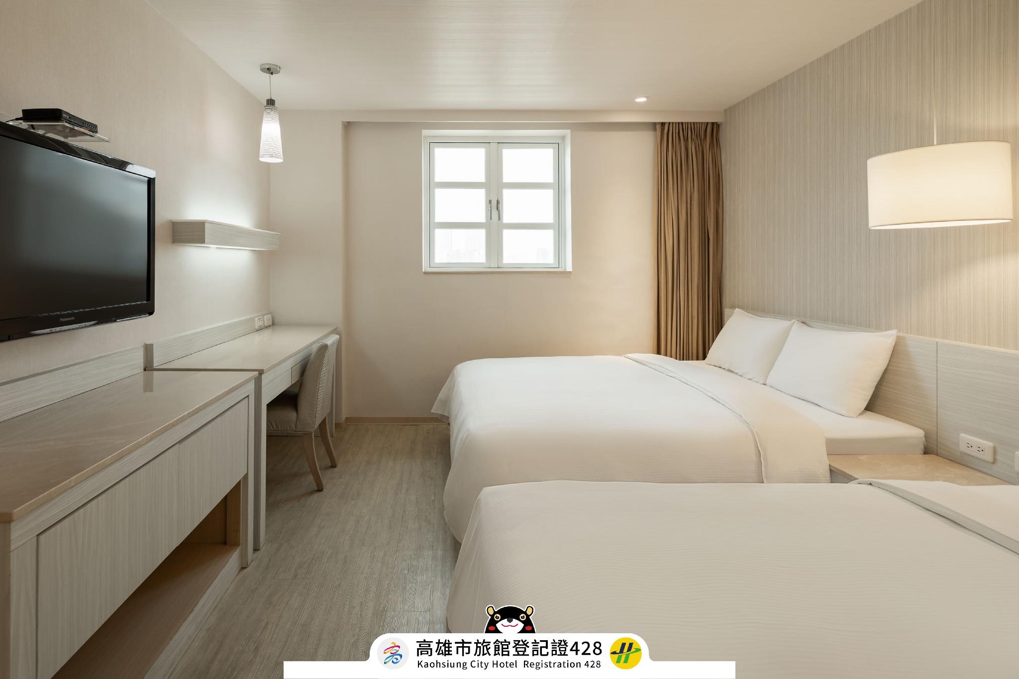 Kindness Hotel – Jhandong Jiuru 공급사 객실 사진: 침대·책상·TV·창문과 등록번호 428 표기