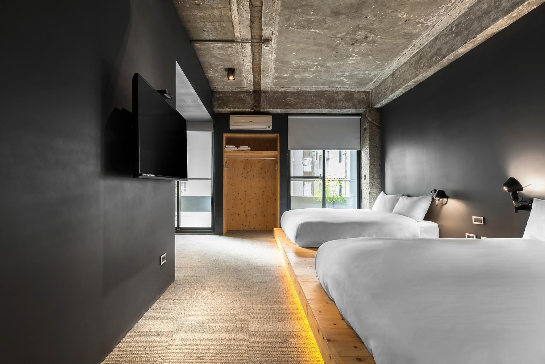 SOF Hotel: 나무 플랫폼 위 침대 두 개·콘크리트 천장·창문이 있는 객실