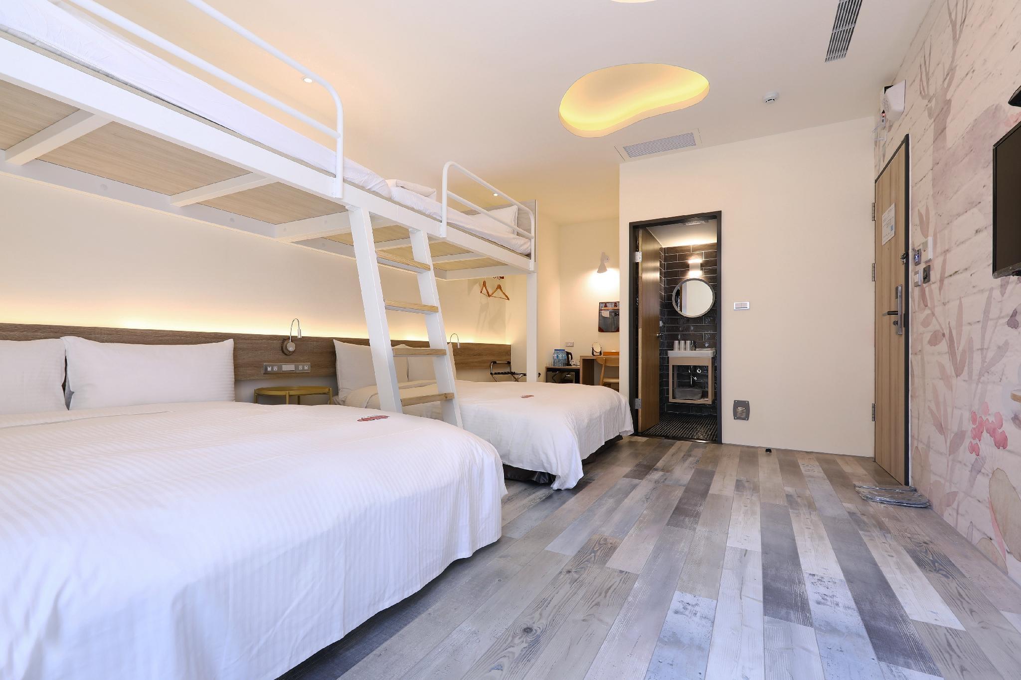 MINI HOTELS Taichung Station Branch: 아래쪽 침대·사다리·상층 침대가 보이는 객실