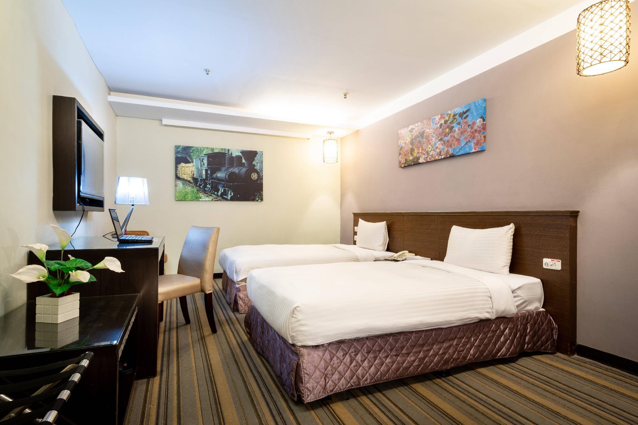 YOYO Hotel: A room with two single beds, a desk, pink walls and locomotive artwork