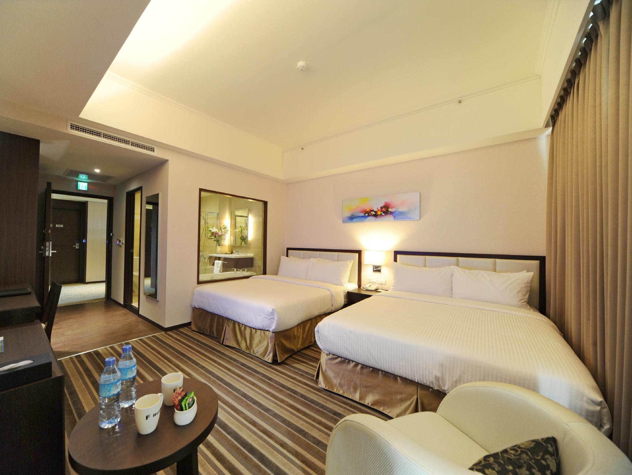 F HOTEL 花蓮站前館: 두 침대와 줄무늬 바닥이 보이는 객실