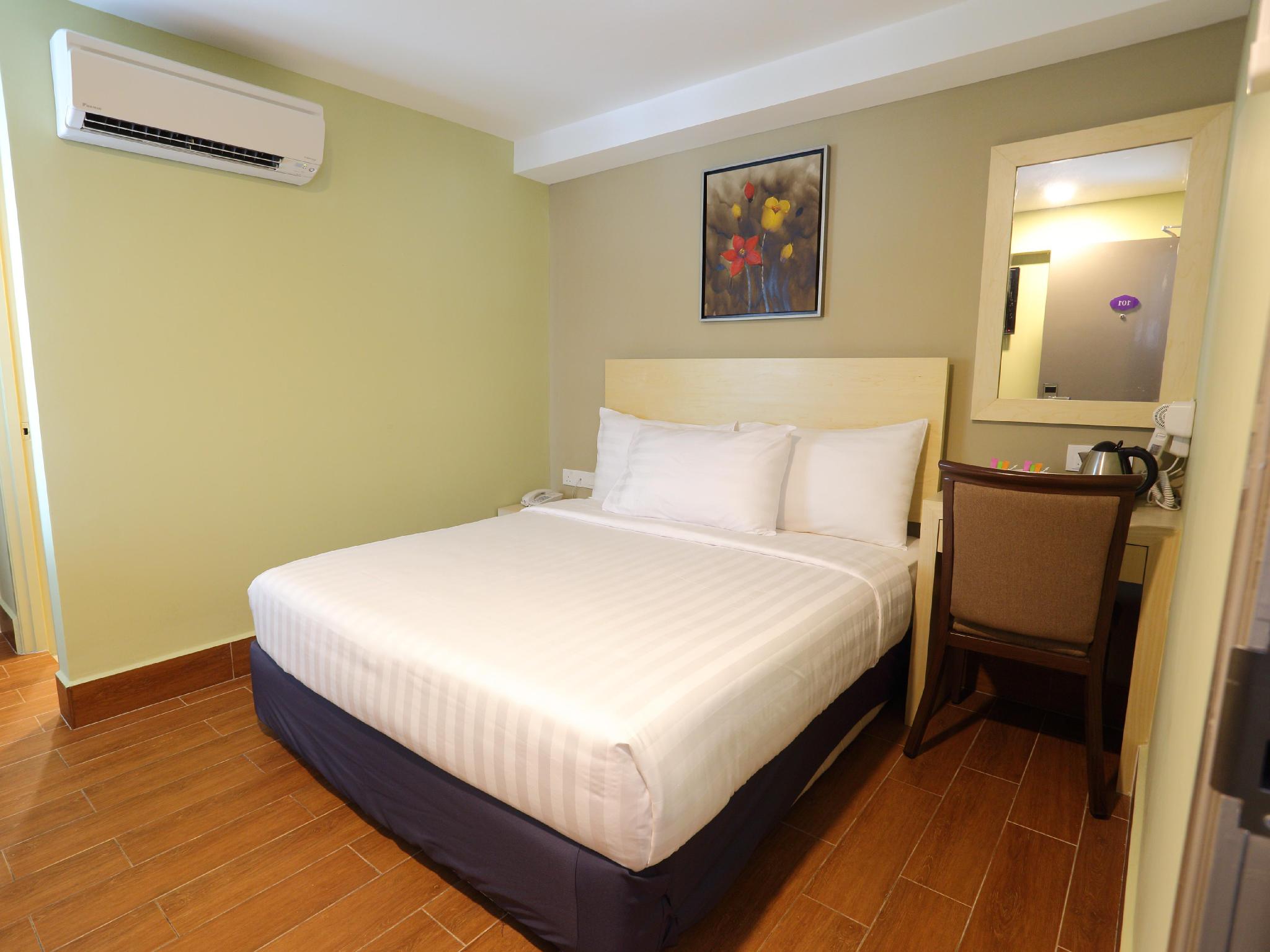 Metro Hotel @ KL Sentral: 침대·작은 책상과 거울이 보이는 객실