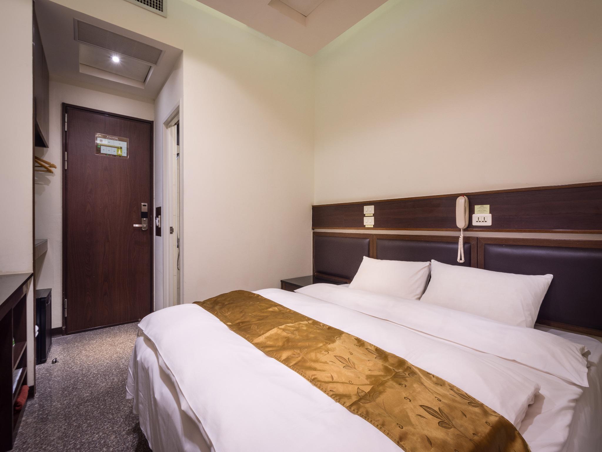 Twinstar Hotel: 더블 침대·헤드보드·출입구·옷장이 보이는 객실