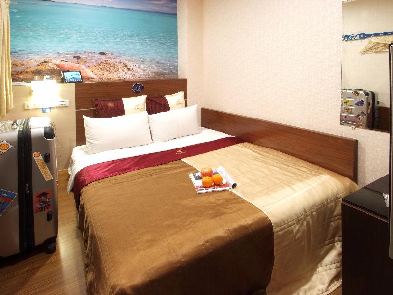 Golden Swallow Hotel: A room showing a large bed and desk