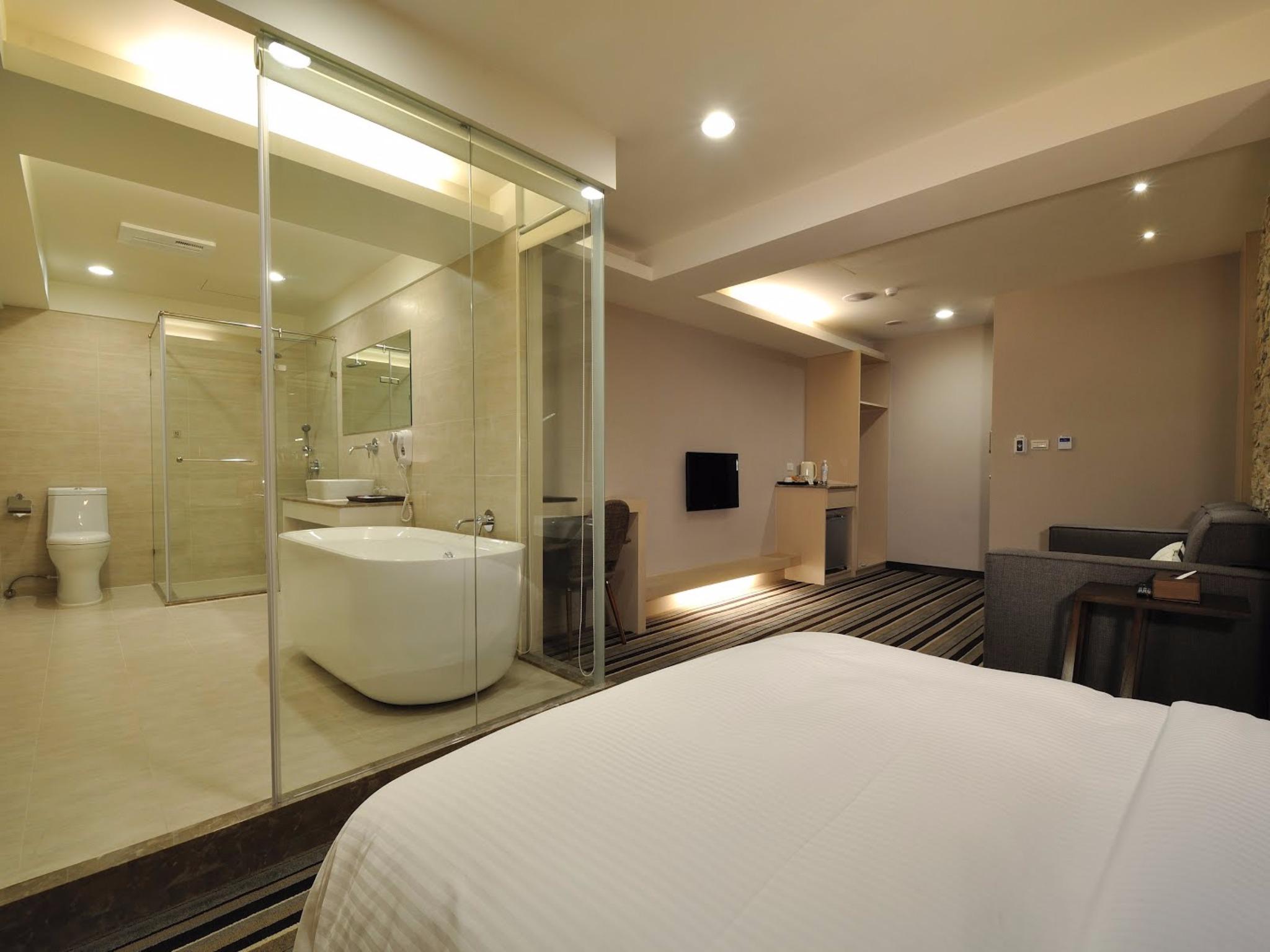 山水商務飯店 / Sun Sweet Hotel: 침대 앞부분·좌석·TV와 유리 욕실이 보이는 객실