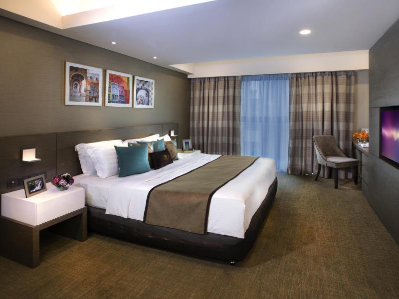 Ascott Sentral Kuala Lumpur: 침대·TV·책상과 커튼이 보이는 객실