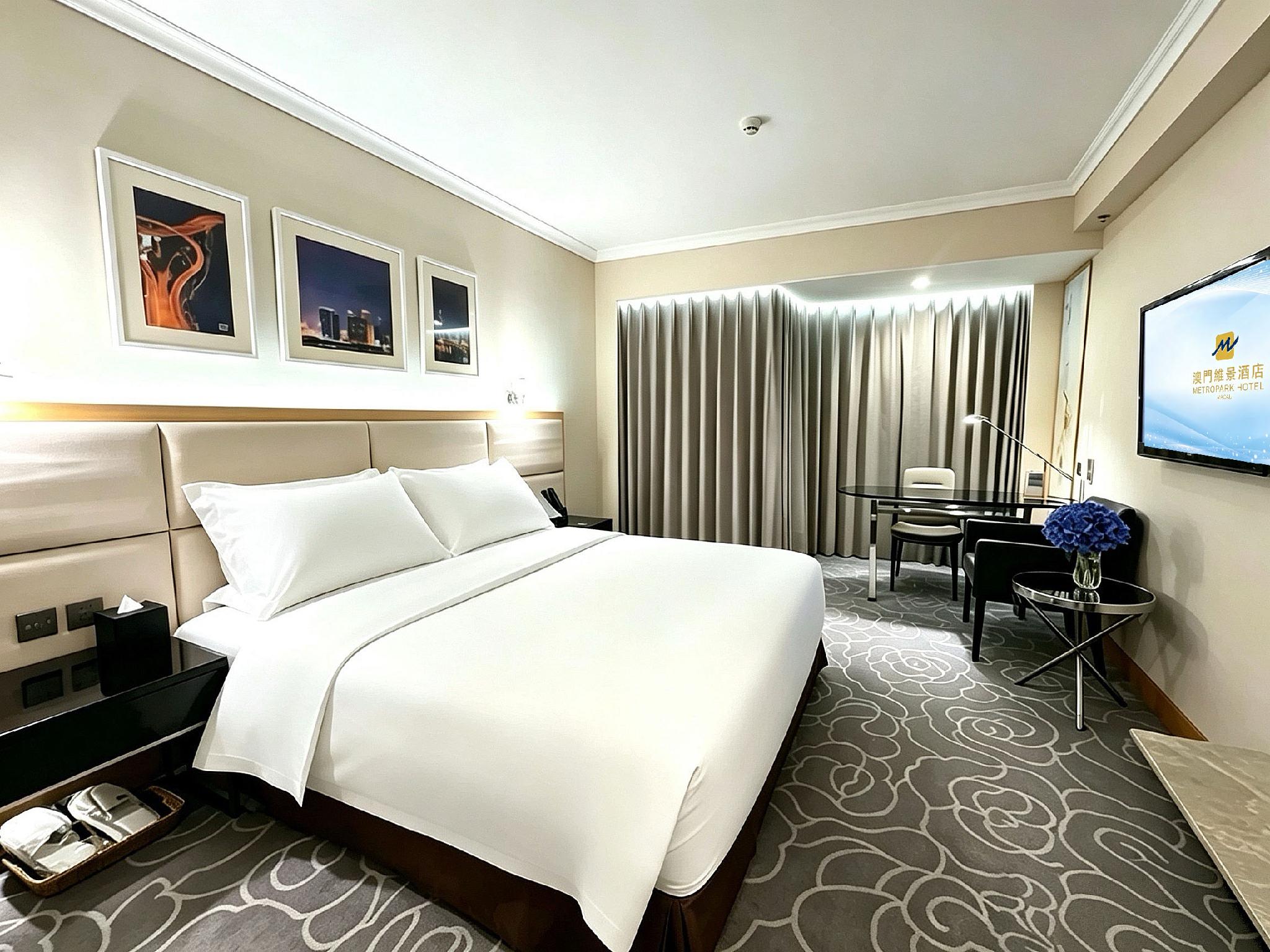 Metropark Hotel Macau 공급사 객실 사진: 침대·커튼·좌석과 TV의 메트로파크 로고